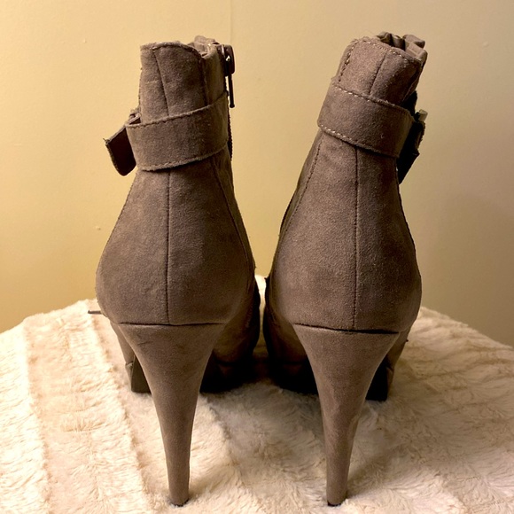 Guess ankle boots! Worn twice, too high for me. - Picture 3 of 4